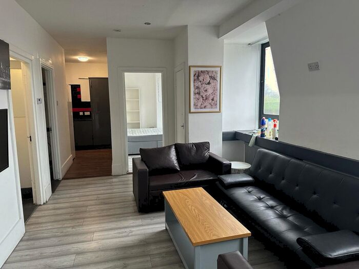 2 Bedroom Flat To Rent In Mile End Road, Mile End, E3