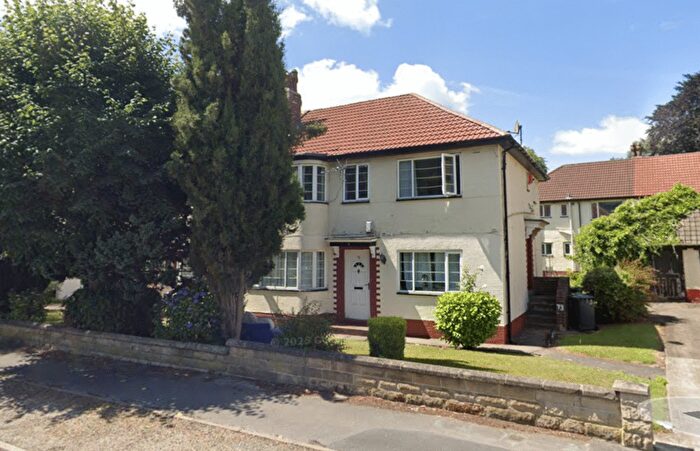 2 Bedroom Flat To Rent In Sandringham Drive, Leeds, LS17