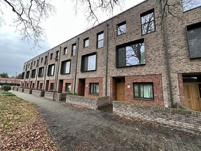 3 Bedroom Town House To Rent In Woking, Surrey, GU21