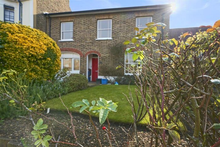 2 Bedroom Flat To Rent In Amyand Park Road, Twickenham, TW1