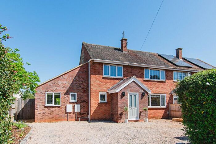 3 Bedroom Semi-Detached House For Sale In Walton Avenue, Twyford, OX17