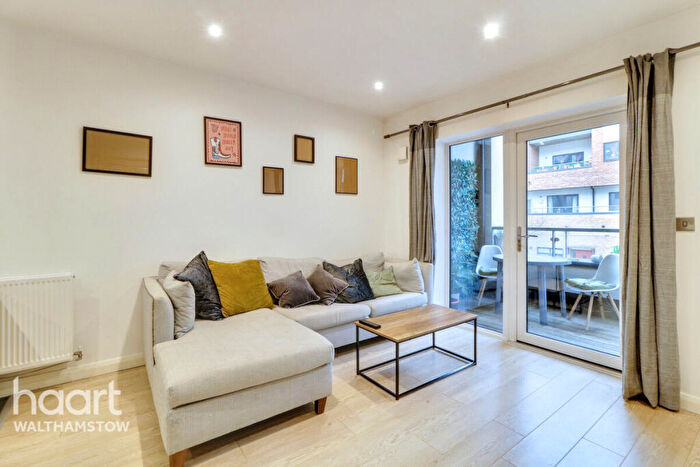 1 Bedroom Apartment For Sale In Thornbury Way, London, E17