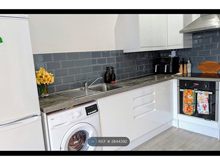 2 Bedroom Flat To Rent In Tooting High Street, London, SW17