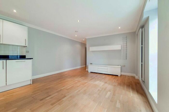 2 Bedroom Flat To Rent In Woodseer Street, Spitalfields, London, E1