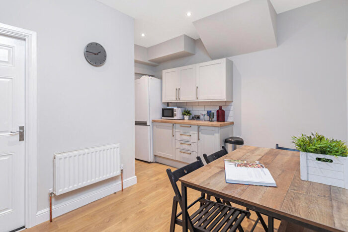 6 Bedroom House To Rent In Hartley Grove, Leeds, LS6