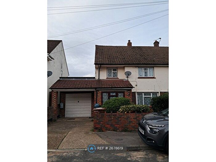 3 Bedroom Semi Detached House To Rent In Savage Road, Chatham, ME5
