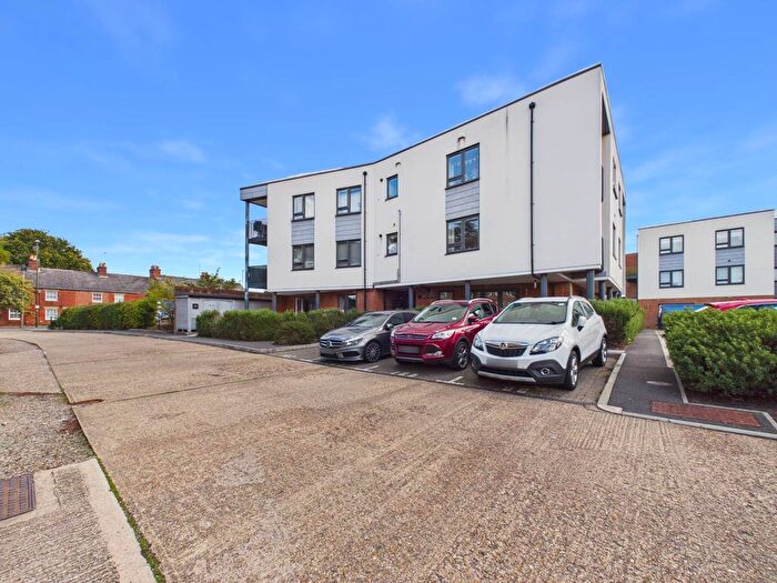 2 Bedroom Flat For Sale In Alden Court, Bishopric, RH12