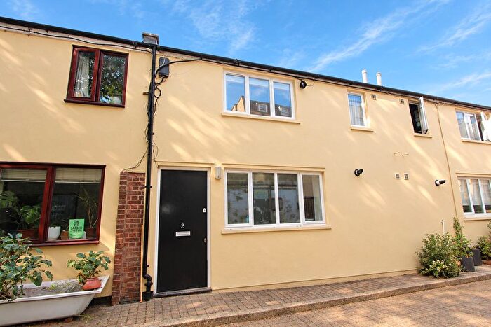 2 Bedroom Mews To Rent In Manley Court, N16