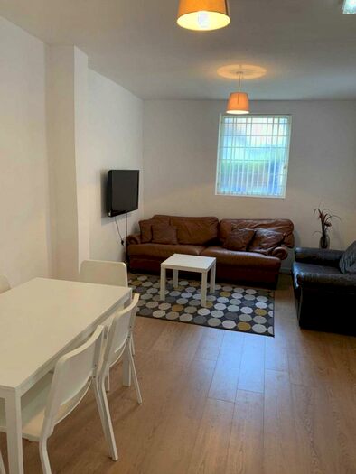 6 Bedroom House To Rent In Wilmslow Road, Manchester, M20