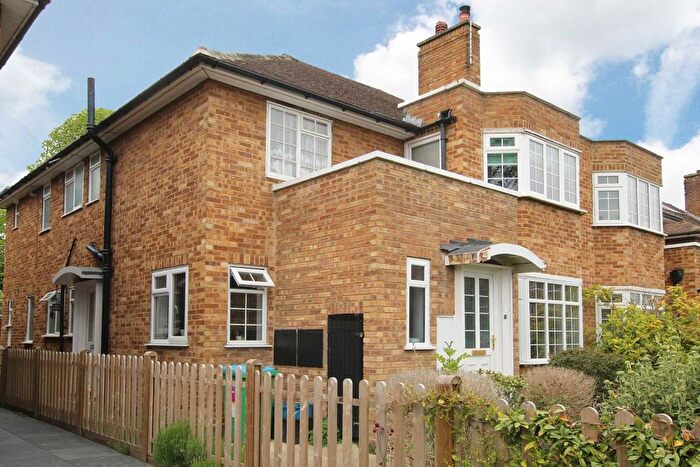 2 Bedroom Flat To Rent In Bishops Close, Ham, Richmond, TW10