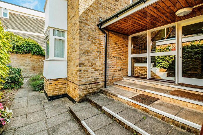 2 Bedroom Flat For Sale In Lower Street, Pulborough, RH20
