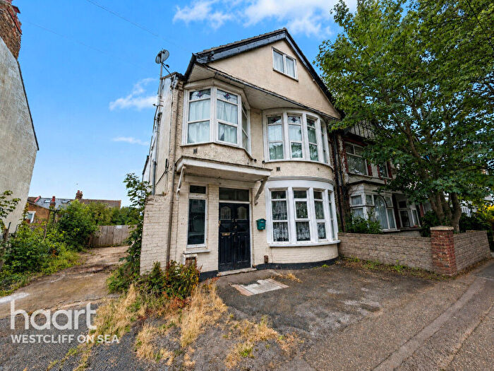 1 Bedroom Flat For Sale In Brightwell Avenue, Westcliff-On-Sea, SS0