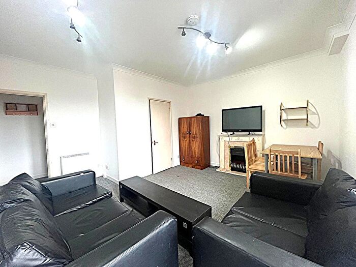 2 Bedroom Flat To Rent In High Street, Hounslow, TW3