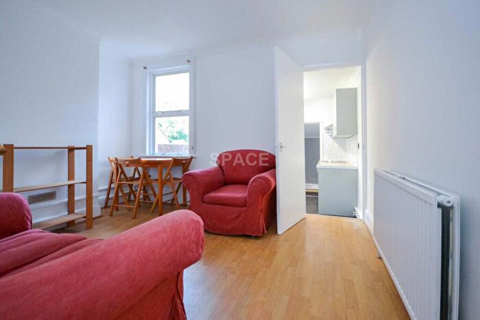 3 Bedroom Terraced House To Rent In Adelaide Road, Reading, Berkshire, RG6