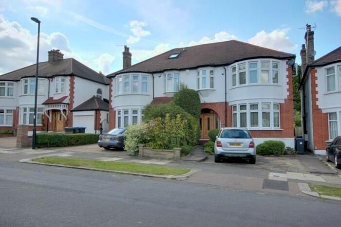 4 Bedroom Property To Rent In Woodland Way, London, N21