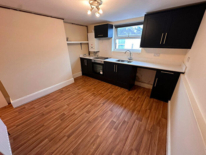 3 Bedroom Flat To Rent In Lea Bridge Road, E10