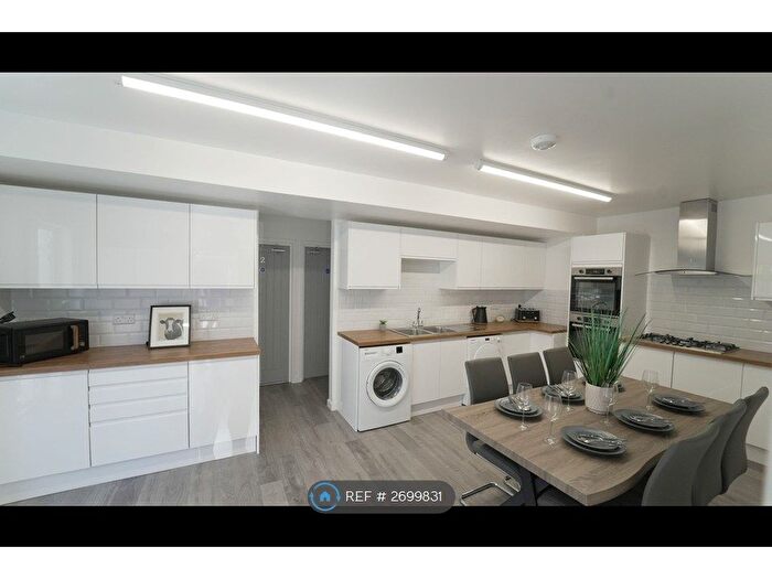 6 Bedroom End Of Terrace House To Rent In Charter Avenue, Coventry, CV4