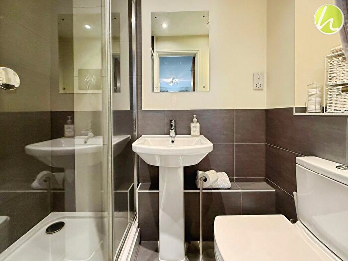 2 Bedroom Flat For Sale In King Street, Stanford-Le-Hope, SS17