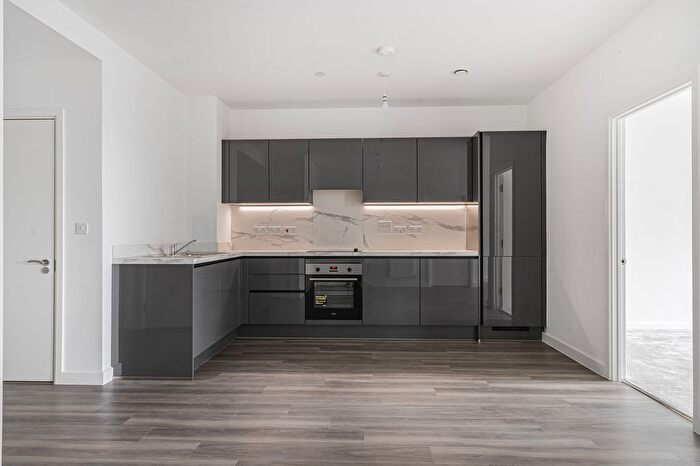 2 Bedroom Flat To Rent In - Ilderton Rd, London, SE15