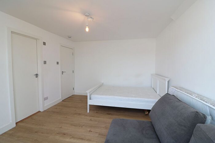 Studio To Rent In Crossway, Raynes Park, SW20