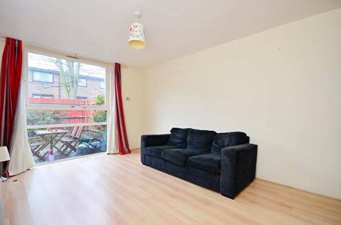 2 Bedroom Maisonette For Sale In Huguenot Square, London, SE15