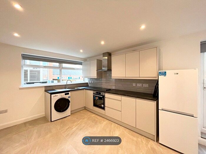 2 Bedroom Flat To Rent In The Parade, Oadby, Leicester, LE2