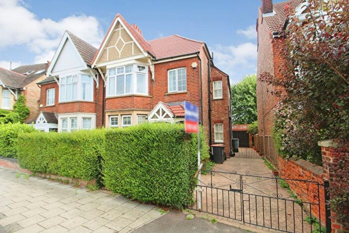 4 Bedroom Semi-Detached House To Rent In Beverley Crescent, Bedford, MK40