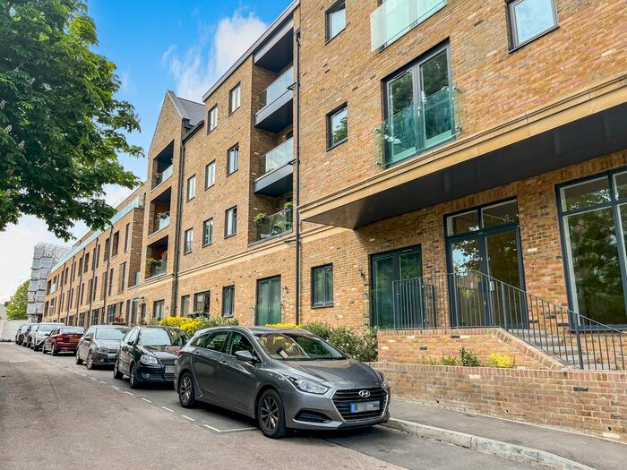 3 Bedroom Flat To Rent In Lion Wharf Road, Isleworth, TW7