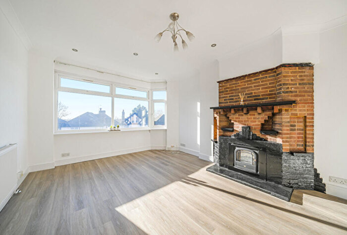 3 Bedroom Maisonette For Sale In Ash Tree Dell, London, NW9