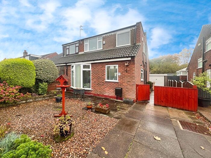 3 Bedroom Semi Detached House For Sale In Trent Way, Kearsley, BL4
