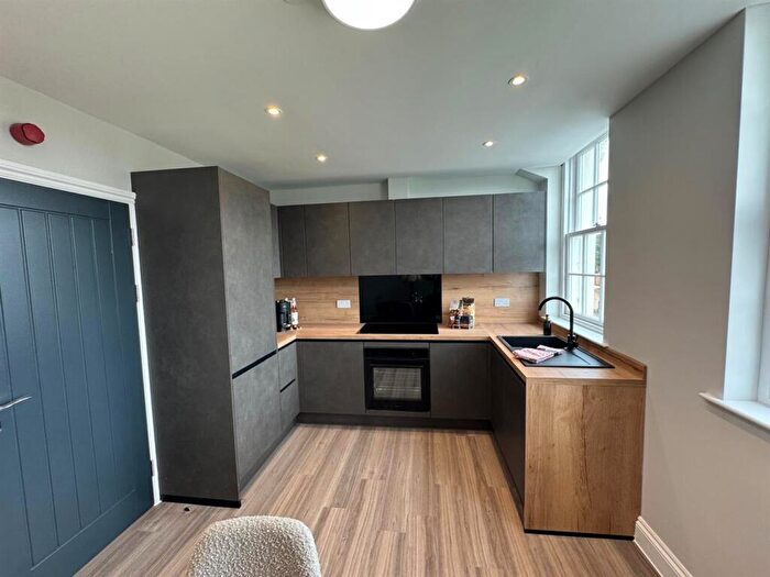 3 Bedroom House To Rent In James Street, Cardiff, CF10
