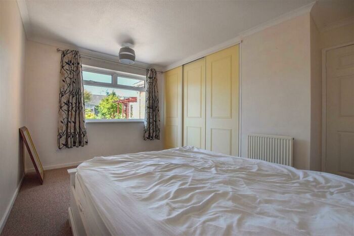 2 Bedroom Semi-Detached Bungalow For Sale In Scarrington Crescent, Hull, HU4