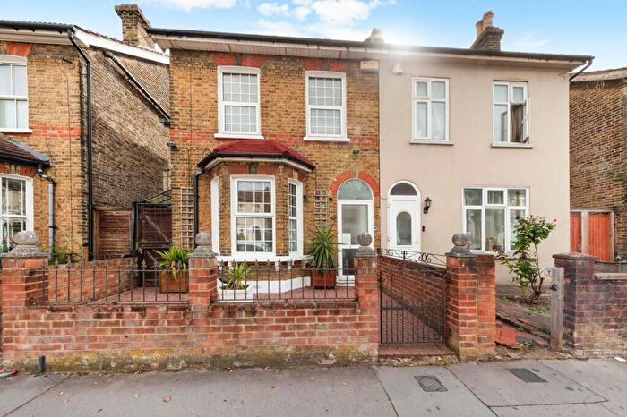 4 Bedroom Semi Detached House For Sale In Limes Road, Croydon, CR0