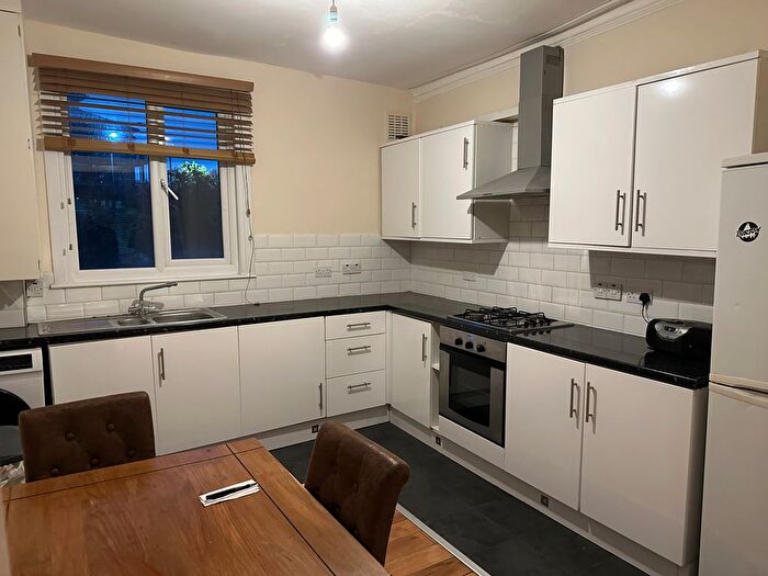 3 Bedroom Flat To Rent In Ferndale Road, London, SW4