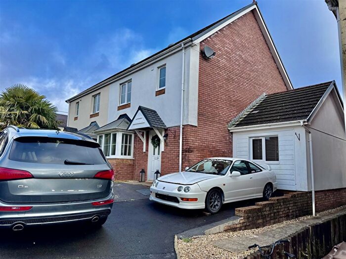 3 Bedroom Semi-Detached House For Sale In Parc Fferws, Ammanford, SA18