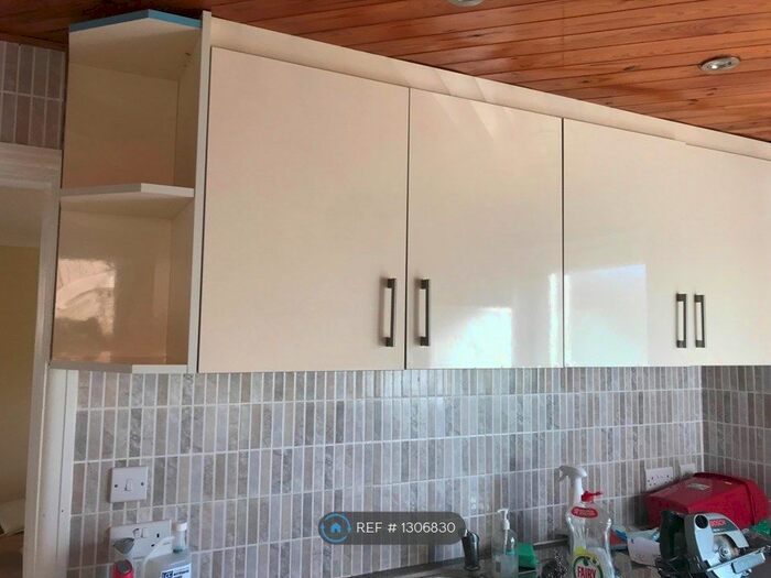 4 Bedroom Semi-Detached House To Rent In Berryfield, Slough, SL2