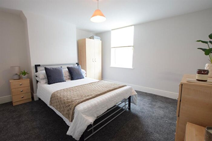 6 Bedroom Terraced House To Rent In Cross Street - Student House - Available Now, LN5