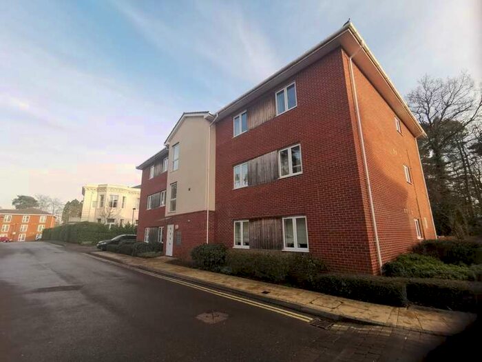 2 Bedroom Flat To Rent In Cedar Court, Brook Avenue, Ascot, SL5