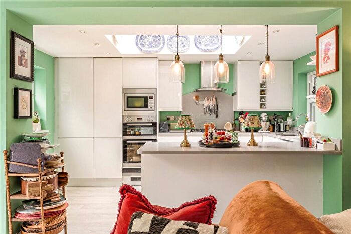 3 Bedroom Flat To Rent In Albert Bridge Road, London, SW11