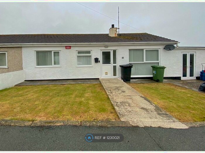 3 Bedroom Semi-Detached House To Rent In Pentre Felin, Holyhead LL65