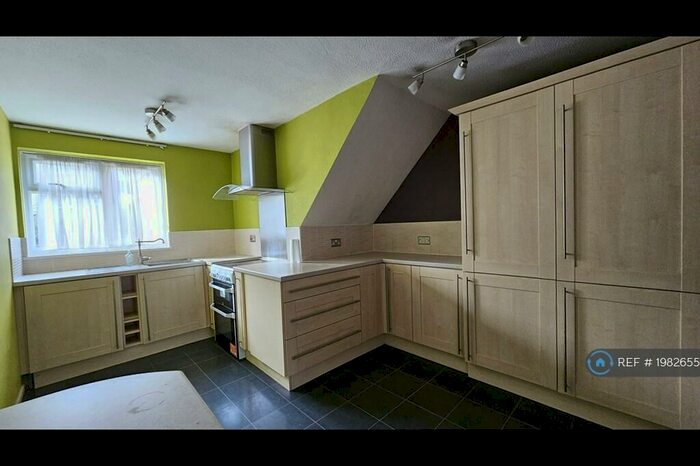 2 Bedroom Maisonette To Rent In Green Acres, Croydon, CR0