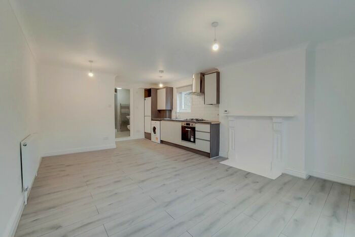 Studio To Rent In Louisville Road, London, SW17