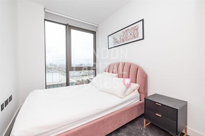 2 Bedroom Apartment To Rent In Legacy Building, Viaduct Gardens, London, SW11