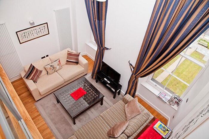 2 Bedroom Flat To Rent In Simpson Loan, Old Town, Edinburgh, EH3