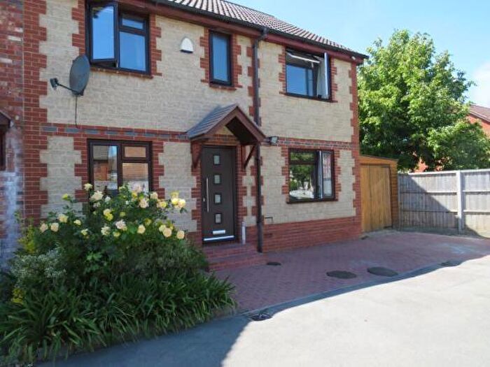 4 Bedroom Semi-Detached House To Rent In Oxeye Court, East Oxford, OX4