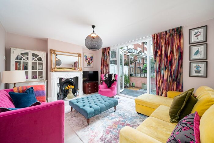 2 Bedroom Flat To Rent In Barnes Street, London, E14