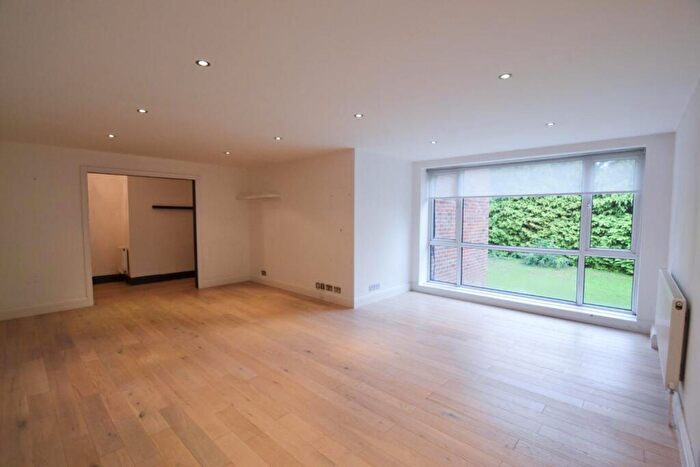3 Bedroom Flat To Rent In Greenacres, Hendon Lane, London, N3