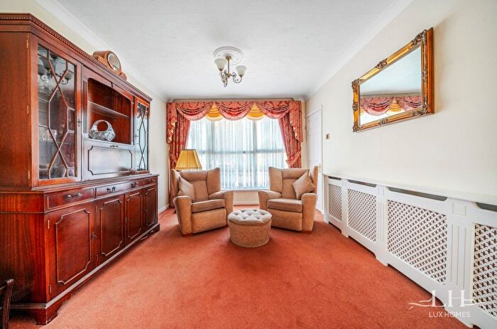 3 Bedroom Bungalow For Sale In Beverley Close, Emerson Park, RM11