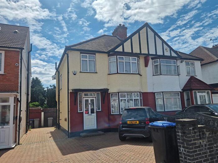 4 Bedroom Semi-Detached House To Rent In Deanscroft Avenue, London, NW9