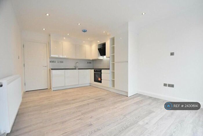 3 Bedroom Flat To Rent In East Street, Epsom, KT17